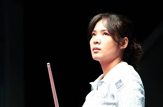 강력한 우승후보인 스롱피아비가 30일 열린 크라운해태LPBA챔피언십 32강전에서 뱅크샷 10방을 앞세운 이마리에게 승부치기로 패해 탈락했다. (사진=PBA)