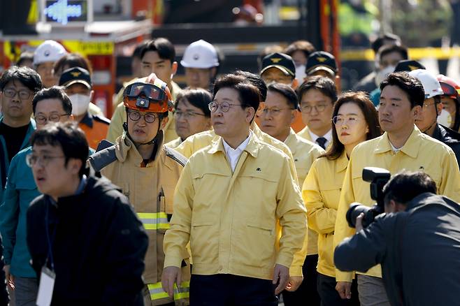 이재명 대통령이 지난 21일 대전 대덕구 안전공업 건물의 대형 화재 현장을 찾아 피해 상황을 점검하고 있다. [공동취재]