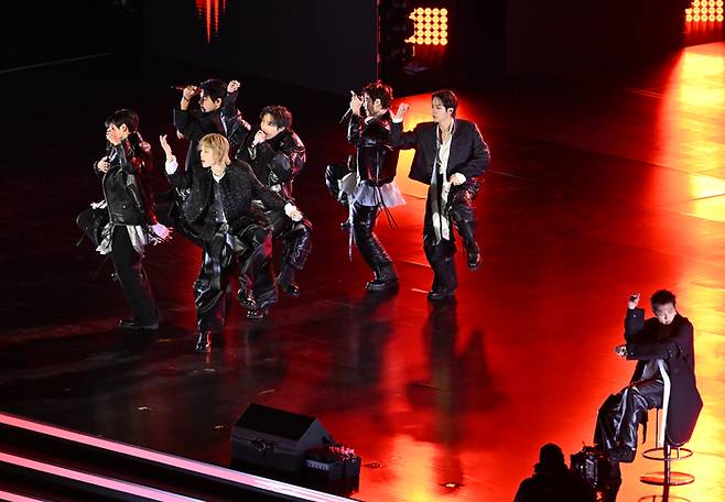 그룹 방탄소년단(BTS)이 21일 서울 광화문 광장에서 무료 복귀 공연 ‘BTS 컴백 라이브: 아리랑’(BTS THE COMEBACK LIVE | ARIRANG)가 펼쳐졌다.  BTS의 RM, 진, 슈가, 제이홉, 지민, 뷔, 정국이 공연을 펼치고 있다. [공동취재단]