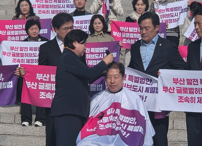 부산 글로벌허브도시특별법 처리 지연에 반발한 박형준 부산시장이 23일 국회의사당 앞에서 삭발을 강행하고 있다. [박형준 부산시장 페이스북 캡처]