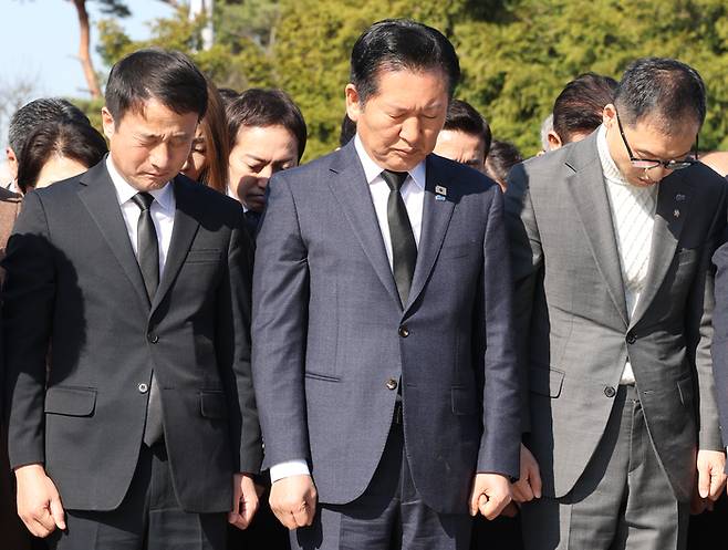 정청래(가운데) 더불어민주당 대표가 23일 오전 경남 김해시 진영읍 봉하마을 노무현 전 대통령 묘역을 참배하며 묵념하고 있다. [연합뉴스]