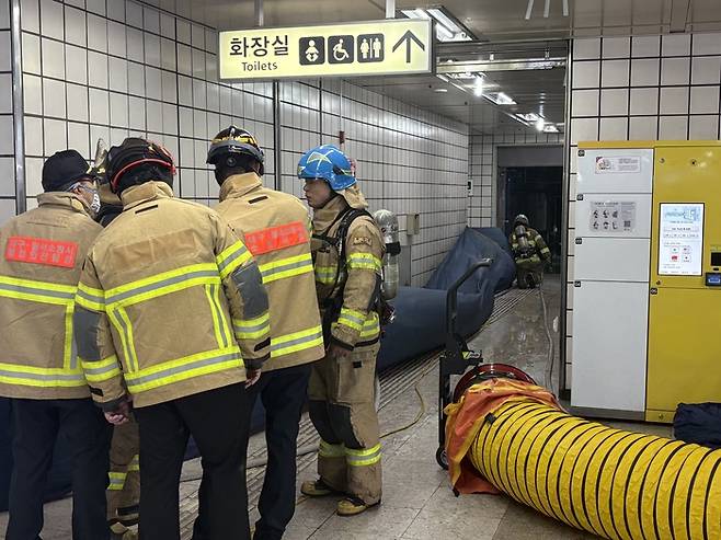 23일 낮 화재가 발생한 대구도시철도 1호선 진천역에서 소방관들이 연기를 역 밖으로 배출하는 작업을 하고 있다. [연합뉴스]