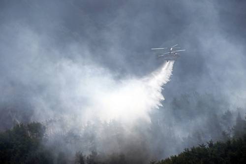 올해 첫 대형산불로 기록된 경남 함양 산불을 헬기가 진화하고 있다. [연합뉴스]