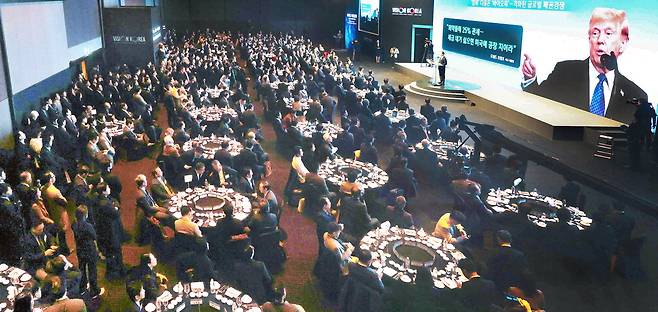 24일 매경 국민보고대회…'AI 네이티브 코리아' 비전 제시
매경미디어가 24일 매일경제신문 창간 60주년을 맞아 서울 신라호텔에서 'AI 네이티브 코리아'라는 주제로 제36차 비전코리아 국민보고대회를 개최한다. 사진은 지난해 '바이오 패권경쟁'을 주제로 열린 국민보고대회. 매경DB