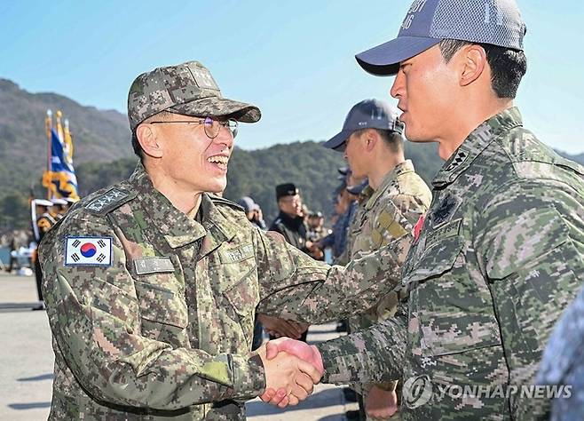 김경률 신임 해군참모총장 내정자(왼쪽) [사진제공=해군/연합뉴스]
