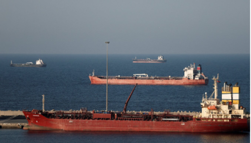 이란 전쟁 장기화로 호르무즈 해협 봉쇄가 지속되자 오만 무스카트항 인근에 루오지아산 유조선이 정박해 있는 모습. (사진=뉴스1 )