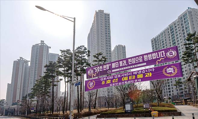 경기 김포시 풍무동 ‘풍무센트럴푸르지오’는 김포골드라인 풍무역 역세권 단지다. 이곳 풍무역은 앞으로 5호선 연장선도 개통한다는 기대가 커졌다. (윤관식 기자)