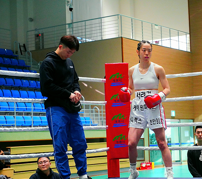 순천향대학교 부속 천안병원 소아청소년과 의사 서려경이 2026년 3월 충청남도 계룡시민체육관에서 세계복싱협회 여자미니멈급 아시아 챔피언결정전 참가 선수로 소개되고 있다. 사진=KBM