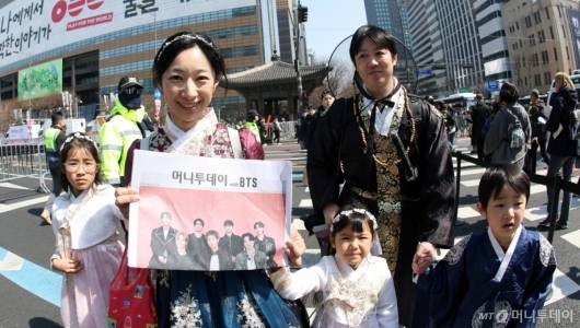 21일 서울 광화문 일대에서 방탄소년단(BTS) 컴백 공연을 기다리는 팬들이 '머니투데이 with BTS' 호외를 들고 기뻐하고 있다. /사진=김창현 chmt@