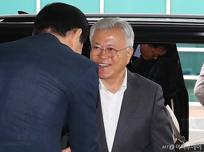 문재인 전 대통령이 미국 로스앤젤레스(LA)를 방문하기 위해 5일 오전 부산 강서구 김해국제공항을 통해 인천공항으로 향하고 있다. 문 전 대통령의 이번 방미는 미국 정책 싱크탱크인 랜드연구소와 태평양세기연구소(PCI) 초청에 따라 이뤄졌다. 퇴임 후 첫 미국 방문이다./사진=뉴스1