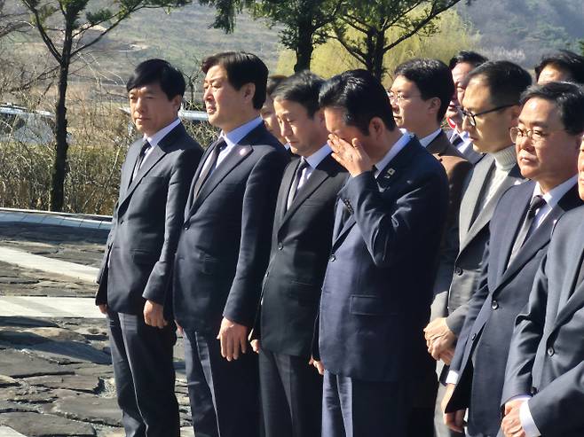 23일 오전 경남 김해 진영읍 봉하마을을 찾아 고 노무현 전 대통령 묘역을 참배하며 손으로 얼굴을 닦고 있는 정청래 더불어민주당 대표. /사진=지선우 기자
