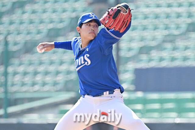 17일 인천 SSG랜더스필드에서 열린 '2026 신한 SOL BANK KBO리그' SSG 랜더스와 삼성 라이온즈 시범경기. 삼성 홍승원이 7회말 마운드에 올라 힘차게 투구하고 있다./마이데일리