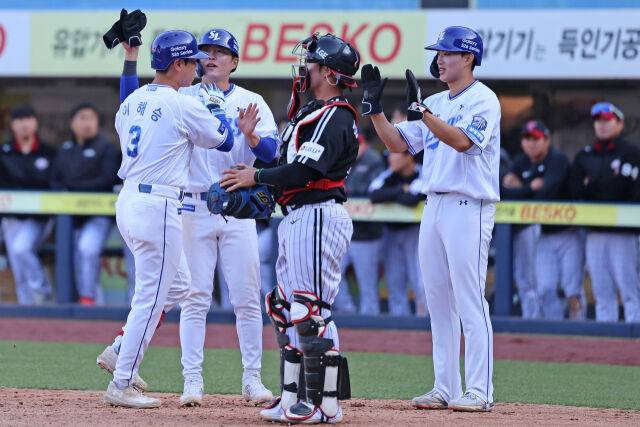 이해승의 스리런 홈런으로 홍승원은 득점을 올렸다./삼성 라이온즈