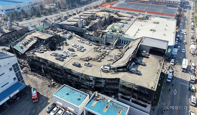 23일 오전 대전 대덕구 안전공업 화재 현장에서 경찰과 국과수 및 유관기관 관계자들이 감식에 돌입한 가운데 화재 현장의 모습이 보이고 있다. 지난 20일 대전 대덕구 문평동 안전공업 공장에서 화재가 발생했으며 이날 화재로 인해 14명이 숨지는 등 사상자 74명이 발생했다. 대전=임세준 기자