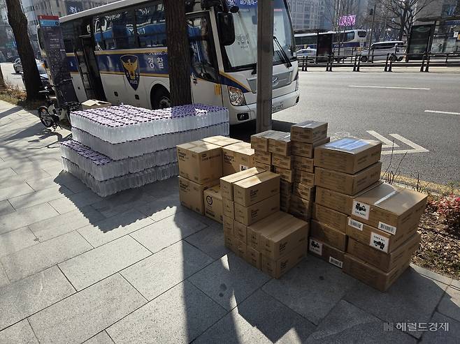 23일 오전 세종대로 사거리 인근 한 편의점 앞에 쌓인 재고 물품. 이영기 기자.
