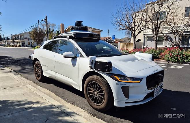 웨이모는 지붕 위부터 전·후방 좌우 범퍼까지 카메라, 라이다(LiDAR), 레이더(Radar), 마이크 등 각종 센서들이 툭 튀어나온 채 달려 있다. 카메라만 무려 29대에 달한다. 6세대 차량은 카메라를 13대로 줄이고, 돌출됐던 센서들은 매립해 디자인적으로 향상을 꾀했다. 김현일 기자