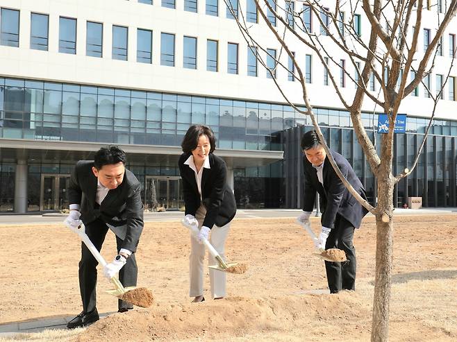 삼성바이오에피스 김경아 사장(가운데)이 창립 14주년 기념 식수 행사를 진행하고 있다. [삼성바이오에피스 제공]