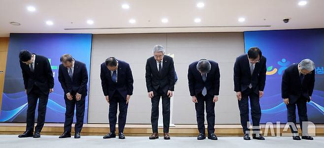 [서울=뉴시스] 김진아 기자 = 사진은 강호동 농협중앙회장과 농협 임직원들이 지난 1월13일 서울 중구 농협중앙회 본관에서 대국민 사과문을 발표하기 앞서 고개숙여 사과 인사를 하고 있는 모습. 2025.01.13. bluesoda@newsis.com