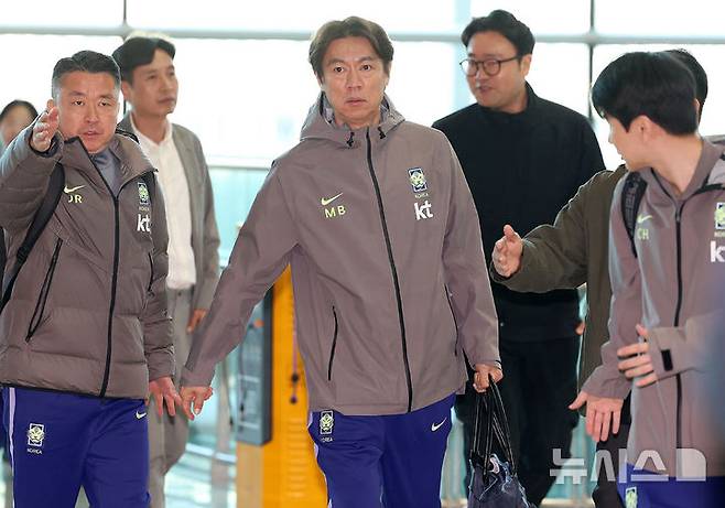 [인천공항=뉴시스] 이영환 기자 = 홍명보 축구대표팀 감독이 23일 오전 인천국제공항 제2여객터미널을 통해 런던으로 출국하고 있다.FIFA 랭킹 22위 한국은 오는 28일 오후 11시 영국 밀턴케인스의 스타디움 MK에서 '아프리카 강호' 코트디부아르(37위)와 3월 A매치 첫 경기를 치르고 이후 오스트리아 빈으로 이동, 4월1일 오전 3시45분 에른스트 하펠 스타디온에서 '유럽 복병' 오스트리아(24위)와 격돌한다.2026.03.23. 20hwan@newsis.com
