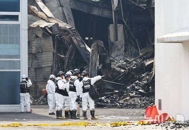 [대전=뉴시스] 황준선 기자 = 22일 대전 대덕구 안전공업 화재현장에서 소방 관계자들이 현장을 둘러보고 있다. 2026.03.22. hwang@newsis.com