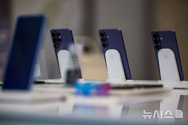 [서울=뉴시스] 정병혁 기자 = 국내를 포함한 전 세계 주요 국가에 갤럭시S26 시리즈가 공식 출시한 11일 서울 강남구 삼성 강남에 갤럭시 S26 시리즈가 진열되어 있다. 2026.03.11 jhope@newsis.com