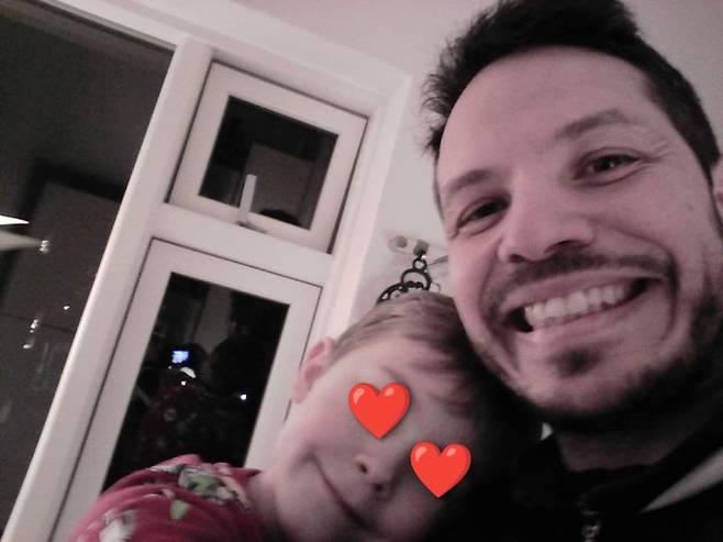 [서울=뉴시스] 아이슬란드에 거주하는 프랑스 국적 남성 알렉상드르 로샤가 11세 아들의 성전환 수술에 반대했다가 양육권을 잃었다. (사진=고펀드미)