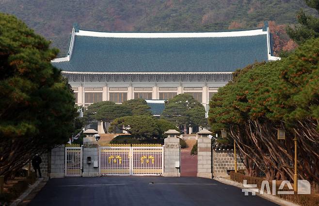 [서울=뉴시스] 홍효식 기자 = 24일 서울 종로구 청와대 전경.대통령실이 다음 달 중순부터 시설·보안 점검 상태와 부서별 준비 상황에 맞춰 청와대로 순차 이전한다. 대통령실 관계자는 "아직 마무리해야 할 시설·보안 공사 등이 남아 있어 청와대 이전은 12월 둘째 주부터 본격적으로 시작될 것"이라고 23일 밝혔다. 2025.11.24. yesphoto@newsis.com