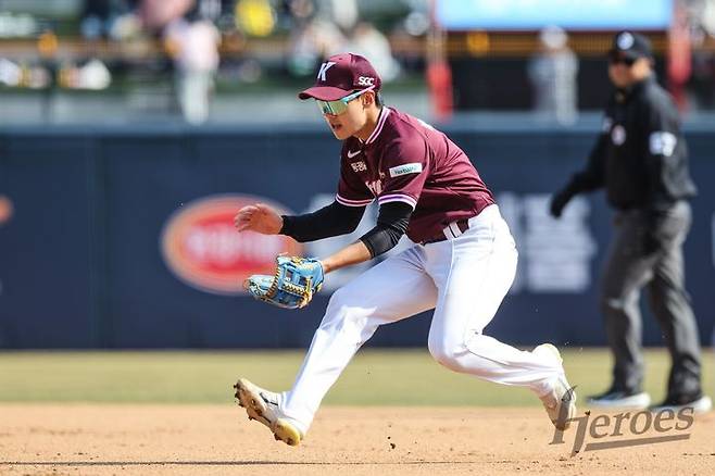 [서울=뉴시스] 프로야구 키움 히어로즈 박한결이 20일 수원 KT위즈파크에서 열린 2026 신한 쏠 KBO리그 시범경기 KT 위즈전에서 수비를 하고 있다. (사진=키움 히어로즈 제공) 2026.03.20. *재판매 및 DB 금지