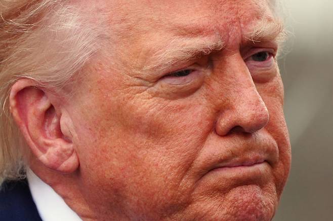 [워싱턴=AP/뉴시스]도널드 트럼프 미국 대통령이 20일(현지 시간) 백악관에서 전용 헬기에 탑승하기 앞서 취재진 질문에 답하고 있다. 2026.03.21.