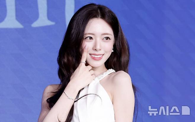 [서울=뉴시스] 김혜진 기자 = 그룹 있지 유나가 23일 오후 서울 광진구 풀만 앰버서더 서울 이스트폴에서 열린 솔로 데뷔 앨범 '아이스크림' 발매 기념 기자간담회에서 포인트안무를 선보이고 있다. 2026.03.23. jini@newsis.com