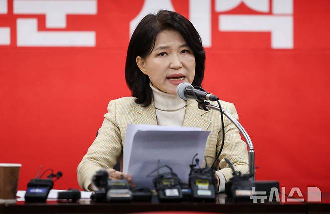 [대구=뉴시스] 이무열 기자 = 이진숙 전 방송통신위원장이 23일 대구 수성구 국민의힘 대구시당에서 6·3 지방선거 대구시장 경선 컷오프에 대한 입장을 발표하고 있다. 2026.03.23. lmy@newsis.com