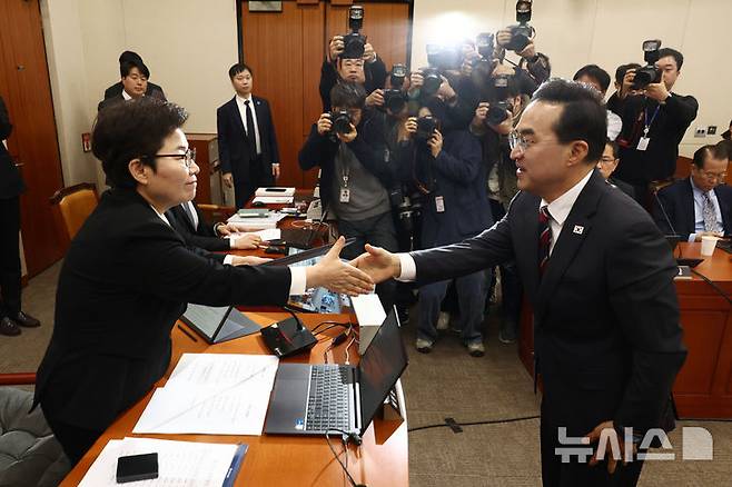 [서울=뉴시스] 고승민 기자 = 박홍근 기획예산처 장관 후보자가 23일 서울 여의도 국회에서 열린 재정경제기획위원회의 인사청문회에서 임이자 위원장에게 선서문을 전달한 뒤 악수하고 있다. 2026.03.23. kkssmm99@newsis.com