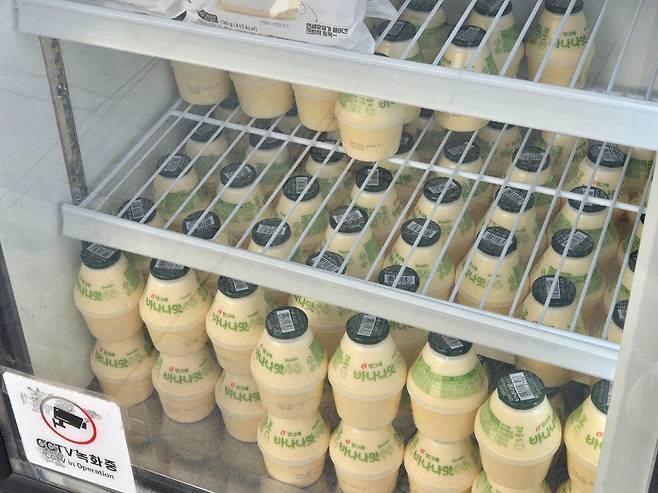 팔리지 않고 남은 바나나맛 우유들