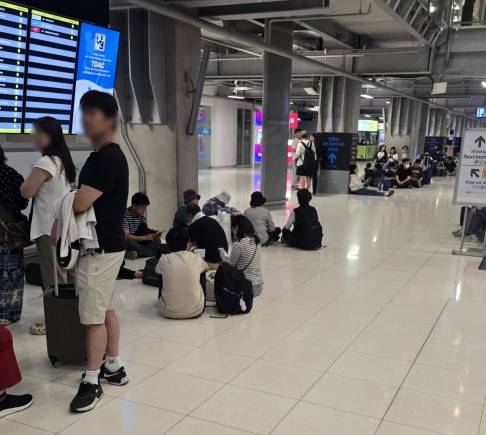 여객기 지연에 공항서 대기 중인 승객들 [독자 제공. 연합뉴스]