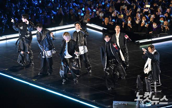 그룹 방탄소년단(BTS)이 21일 서울 광화문 광장에서 'BTS?컴백 라이브: 아리랑'을 선보이고 있다. 사진공동취재단