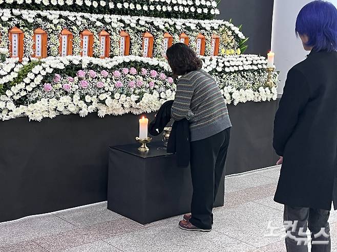 김미숙 김용균재단 대표가 23일 대전시청에 마련된 합동분향소를 찾아 조문하고 있다. 정세영 기자