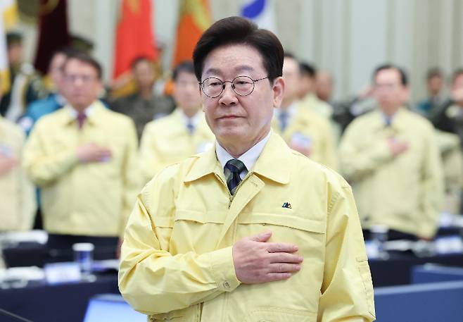 이재명 대통령이 23일 청와대 영빈관에서 열린 제59차 중앙통합방위회의에서 국민의례를 하고 있다. 연합뉴스