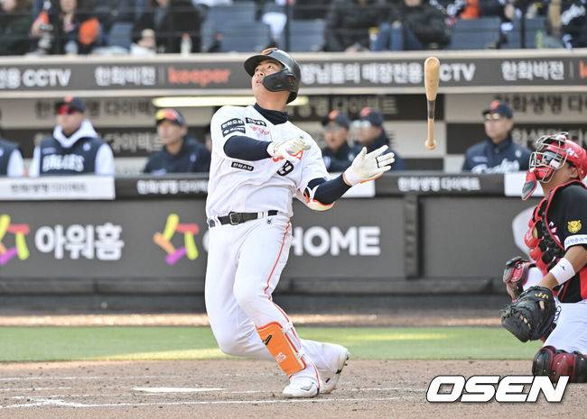 [OSEN=대전, 박준형 기자] 19일 오후 대전 한화생명볼파크에서 2026 신한 SOL KBO 리그 시범경기 한화 이글스와 KIA 타이거즈의 경기를 진행됐다.한화와 KIA는 시범경기에서 각각 2승 4패, 2승 1무 3패를 기록 중이다.9회말 한화 선두타자 허인서가 동점 솔로 홈런을 날리고 있다.    2026.03.19 / soul1014@osen.co.kr