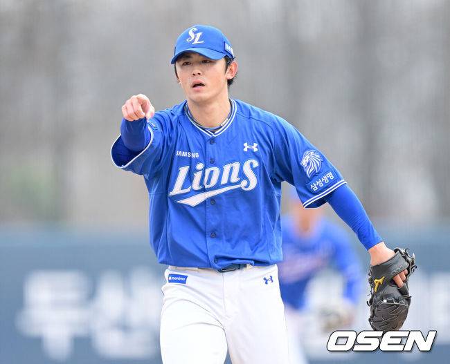 [OSEN=이천, 최규한 기자] 15일 경기도 이천 두산베어스파크에서 ‘2026 신한 SOL KBO리그’ 시범경기 두산 베어스와 삼성 라이온즈의 경기가 열렸다.홈팀 두산은 최승용, 방문팀 삼성은 임기영을 선발로 내세웠다.5회말 2사 1, 3루 상황 삼성 미야지 유라가 두산 이유찬을 삼진으로 이끌며 포수에게 제스처를 보내고 있다. 2026.03.15 / dreamer@osen.co.kr