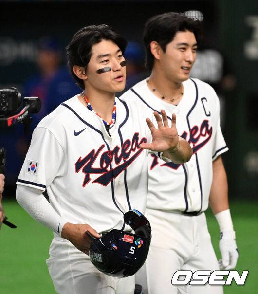 [OSEN=도쿄(일본), 손용호 기자] 8일 일본 도쿄돔에서 2026 월드베이스볼클래식(WBC) 1라운드 C조 조별리그 대한민국과 대만의 경기가&nbsp;열렸다.한국은 전날(7일) 일본과의 경기에서 6-8로 석패했다. 앞서 체코전을 11-4로 잡았던 한국은 1승1패를 마크하게 됐고, 남은 대만전과 호주전에 사활을 걸어야 한다.8회말 공격을 마치고 동점 적시타를 날린 한국 김도영이 이정후와 기뻐하고 있다. 2026.03.08&nbsp;/spjj@osen.co.kr