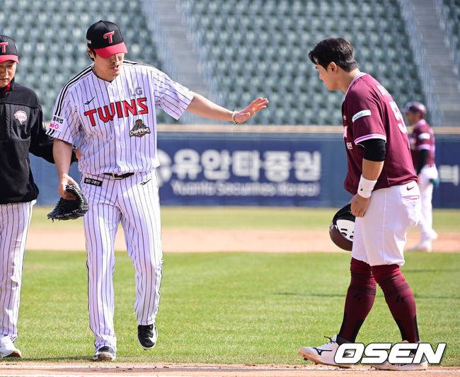 [OSEN=잠실, 최규한 기자] 23일 서울 잠실야구장에서 ‘2026 신한 SOL KBO리그’ LG 트윈스와 키움 히어로즈의 시범경기가 열렸다.홈팀 LG는 라클란 웰스, 방문팀 키움은 하영민을 선발로 내세웠다.7회초 무사 만루 상황 키움 최주환의 2타점 적시타 때 LG 투수 김진성이 타구에 몸을 맞았다. 교체되는 김진성을 향해 미안함을 전하는 최주환. 2026.03.23 / dreamer@osen.co.kr