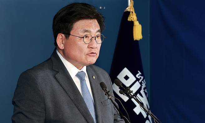 더불어민주당 중앙당 선거관리위원장인 소병훈 의원이 22일 서울 영등포구 여의도 중앙당사에서 경기지사 후보 예비경선 결과를 발표하고 있다. 연합뉴스