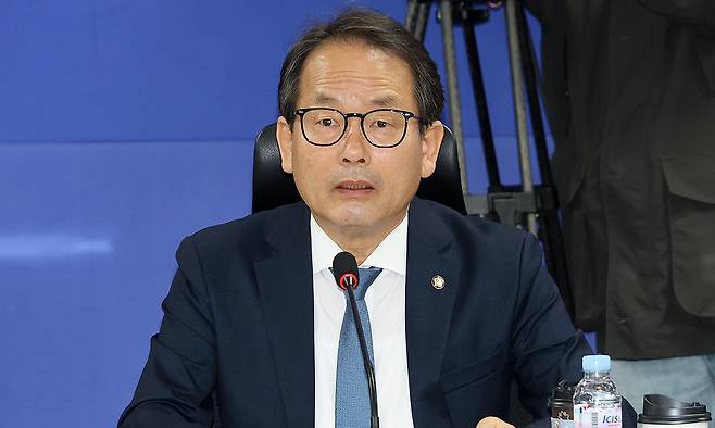 국회 정무위 소속 강준현 정조위원장이 19일 국회 의원회관에서 열린 이억원 금융위원장과의 당정 협의에서 인사말을 하고 있다. 연합뉴스