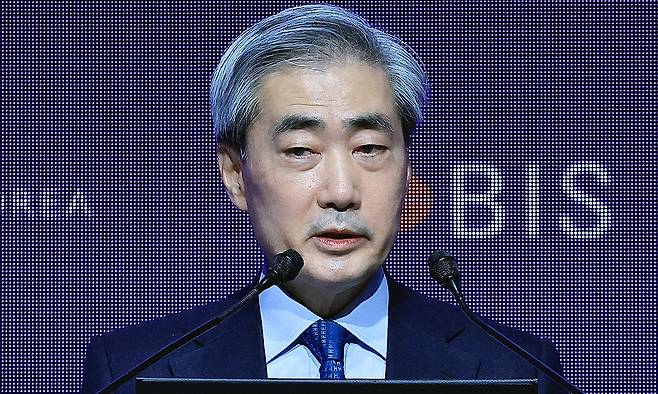 청와대는 22일 이재명 대통령이 한국은행 총재 후보자에 신현송 국제결제은행(BIS) 통화경제국장을 지명했다고 밝혔다. 사진은 2024년 12월 17일 신현송 국제결제은행(BIS) 조사국장 겸 경제자문이 한국은행에서 열린 'AI, 금융, 중앙은행 : 기회, 도전과제, 그리고 정책 대응'을 주제로 열린 국제 콘퍼런스에서 기조연설을 하는 모습. 뉴스1