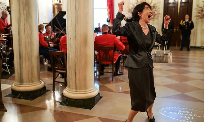 다카이치 사나에 일본 총리가 지난 19일(현지시간) 백악관 만찬장에서 춤을 추고 있다. 백악관 홈페이지 캡처