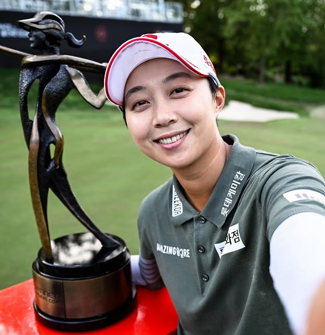 김효주가 LPGA 투어 포티넷 파운더스컵에서 우승한 뒤 트로피를 들고 환하게 웃고 있다. LPGA 투어 SNS