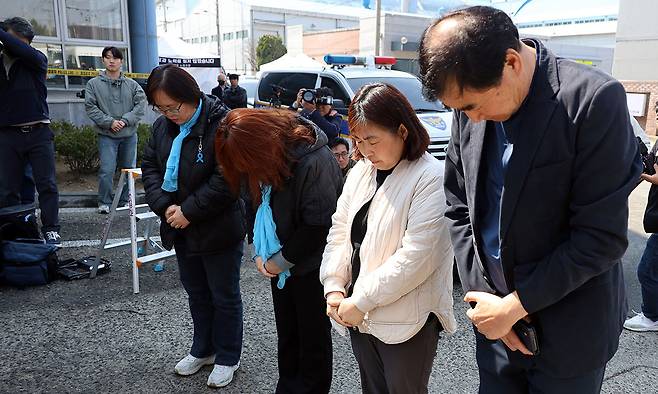 아리셀 유족들 현장 찾아 묵념 23일 대전 대덕구 안전공업 화재 참사 현장에서 경기 아리셀 공장 화재 참사 대책위·유족 대표들이 희생자들을 향해 묵념하고 있다. 대전=연합뉴스