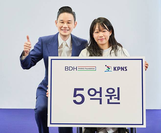 배동현 대한장애인노르딕스키연맹 회장(왼쪽)이 21일 2026 밀라노·코르티나담페초 동계패럴림픽 격려식에서 김윤지에게 포상금 5억원을 수여하고 있다. BDH재단 제공