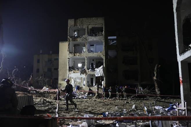 처참히 무너진 이스라엘 아라드 - 22일(현지시간) 이란의 탄도미사일 공격을 받은 이스라엘 아라드의 피해 현장에서 군인과 구급대원들이 구조 작업을 하고 있다. 아라드 EPA 연합뉴스