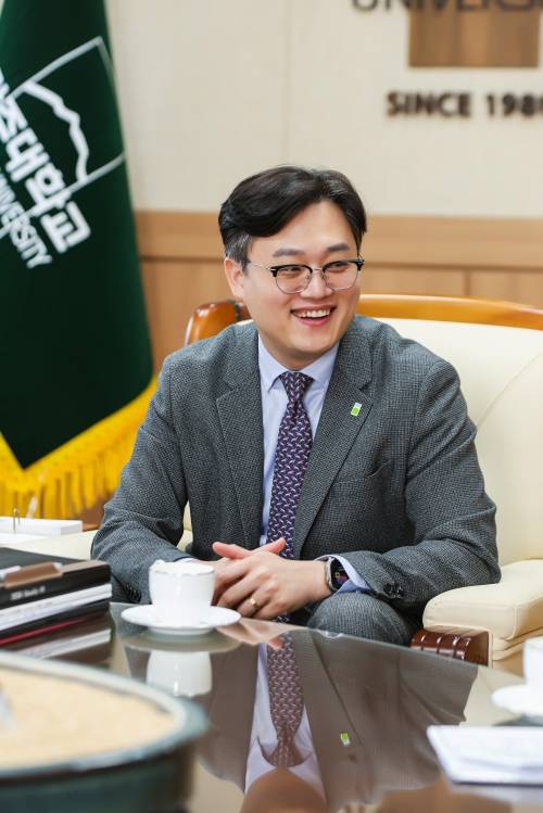 김동진 광주대 총장이 19일 서울신문과의 인터뷰에서 학령인구 급감 속 지방 사립대의 생존 비결에 대해 “구성원 전체의 위기의식 속에 즉시 투입할 수 있는 ‘해결하는 인재’ 양성이 중요하다”고 설명하고 있다. 광주대 제공